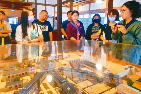 台灣田野學校進駐國定古蹟嘉義舊監宿舍群,從修繕老屋到聚落共創,吸引青年返鄉,成為官民合作地方創生典範。圖/田野學校提供
