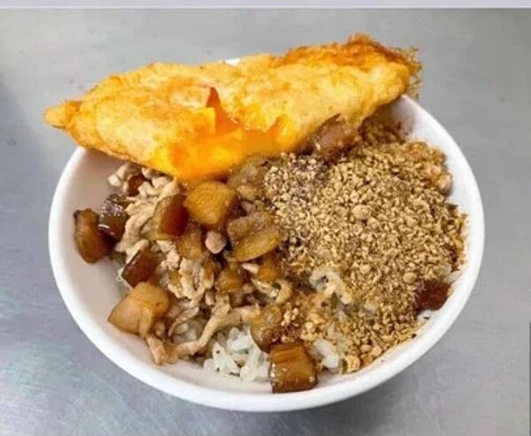 前金肉燥飯的招牌餐是魚鬆肉燥飯加上半熟鴨蛋包，一份65元。圖／翻攝米其林網站
