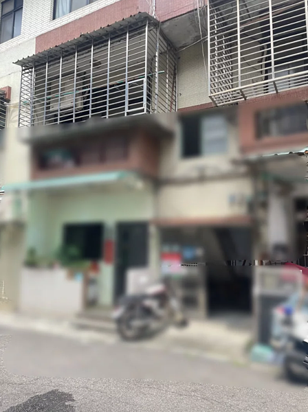 淡水竹圍地區1名92歲簡姓獨居老翁,今天上午被發現陳屍家中臥室門口,消防隊員初步檢視,疑似曾經跌倒撞傷,因已明顯死亡,未送醫。記者林昭彰/翻攝