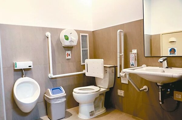台北榮總表示,該院一向重視公廁的設施與清潔品質,不遺餘力加速更新設備。圖/台北榮總提供