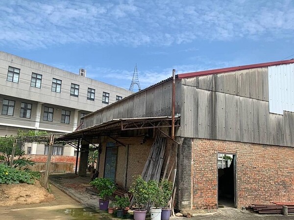 「石綿瓦」、「石綿浪板」建材破損後石綿纖維飛散,容易造成吸入危害風險,政府管制禁用;環境部編預算支援民眾清除石棉建材廢棄物費用,優先適用住宅,嘉義縣市環保局公告即日起受理申請。圖/取自嘉減碳臉書