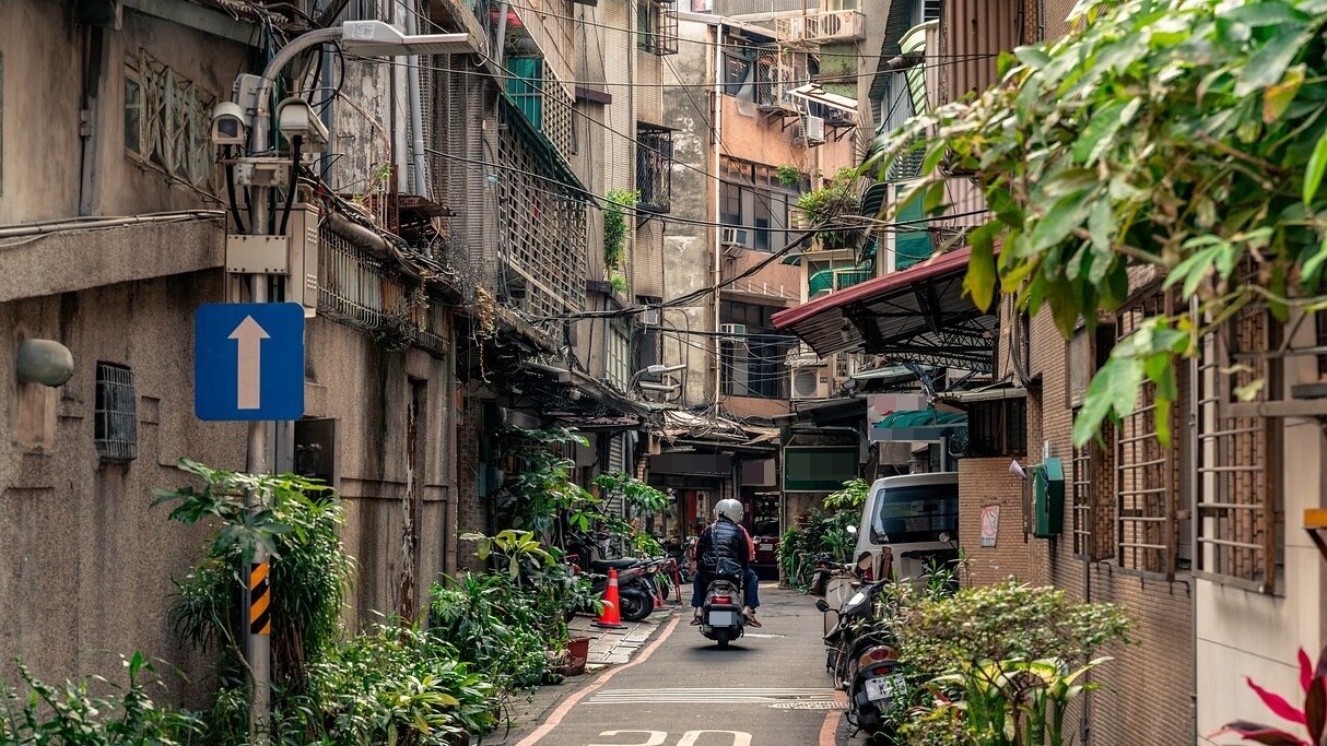 ▼雖然是位於台北市大坪數的房子,但屋齡超過40年,開價還要2500萬,導致賣了一年仍未成交。(示意圖,非文中提及房產/取自<a href="https://pixabay.com/photos/taiwan-asia-road-taipei-building-4081262/"><span style="color:#000000;">pixabay</span></a>)