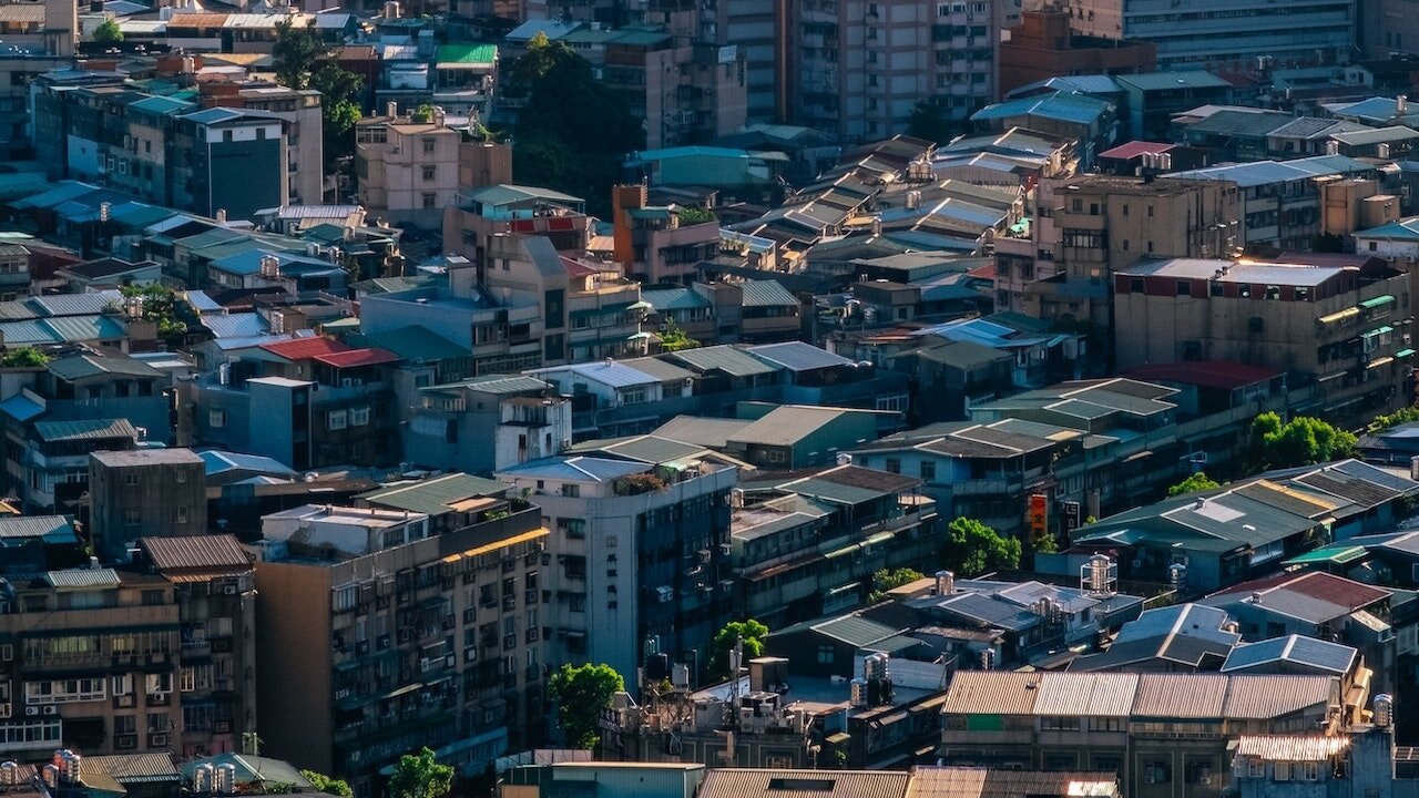 ▼有網友認為,台北老房子總價高,想都更又不容易,因此買方可能因此轉買其他地區的新大樓。(示意圖/取自<a href="https://www.pexels.com/zh-tw/photo/1590576/"><span style="color:#000000;">Pexels</span></a>)