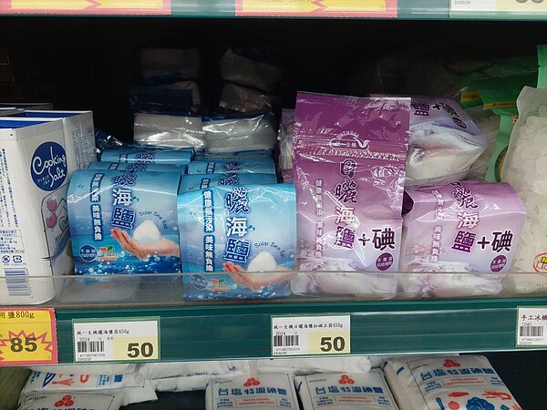 喜互惠公司回應，目前各門市並未傳出民眾大量購買鹽或海鮮等產品的狀況，也無相關詢問，庫存充裕。記者陳敬丰／攝影 