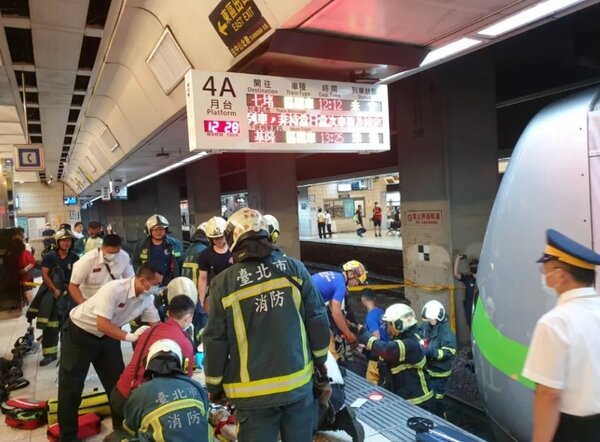 今天（25日）中午12時許，74歲劉姓女子在台北車站B3層4A月台落軌，遭台鐵EMU900型1170次北上區間車撞擊，當場失去呼吸心跳。圖／翻攝畫面