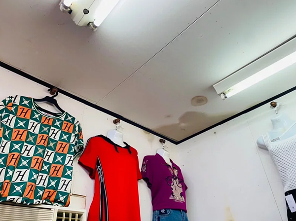 台南歸仁市場下雨就漏水,攤商陳情議員要求做防漏改善。圖/陳皇宇提供