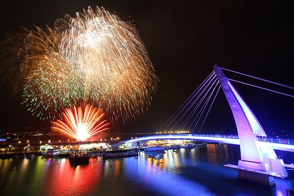 「2023淡水漁人碼頭仲夏繽紛樂」煙火秀27日及9月3日連續兩周日登場,晚間8點會放約15分鐘的超美海景煙火。圖/新北市漁業處提供