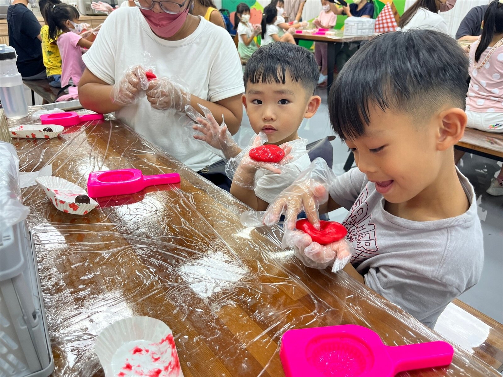 食材的AR、VR互動導覽教學及有趣的彩色麻糬、搖搖飯糰、紅龜糕的DIY手作食品課程,讓大家在互動中有趣學習。圖/新北市政府提供