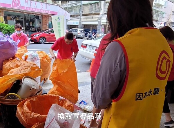 國業里設立資源回收站。（圖／信義區樂生活Ｘ有你有我）