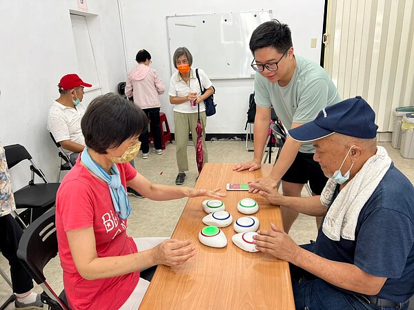 中坡里以及信義區健康服務中心一同舉辦認知訓練憶起來。（圖／信義區樂生活Ｘ有你有我）