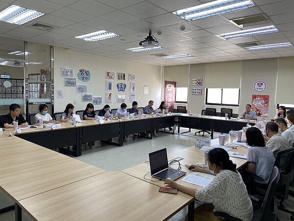 為改善傳統公墓管理,新竹縣政府24日邀集縣內13鄉鎮市負責殯葬業務主管級以上人員到府內開會。新竹縣政府提供