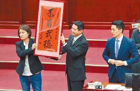 民進黨台北市議員林延鳳(左一)質疑,水利處設置的「積水資訊網」並未即時更新積、淹水資訊形同「蓋牌」,且網站平均每日點閱僅不到30人,比水利處一個科的員額還少。(本報資料照片)