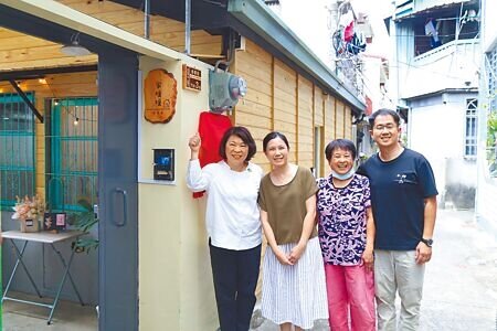 嘉義市長黃敏惠(左)為嘉義市第一家三合院民宿開幕。(廖素慧攝)