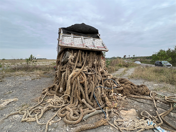 彰化縣濁水溪河堤沿線因居民稀少，近年成濫倒垃圾天堂，彰化縣田中警方今年4月逮到3名在二水鄉濁水溪畔砂石車專用道上偷倒大量廢棄物的嫌犯。圖／警方提供