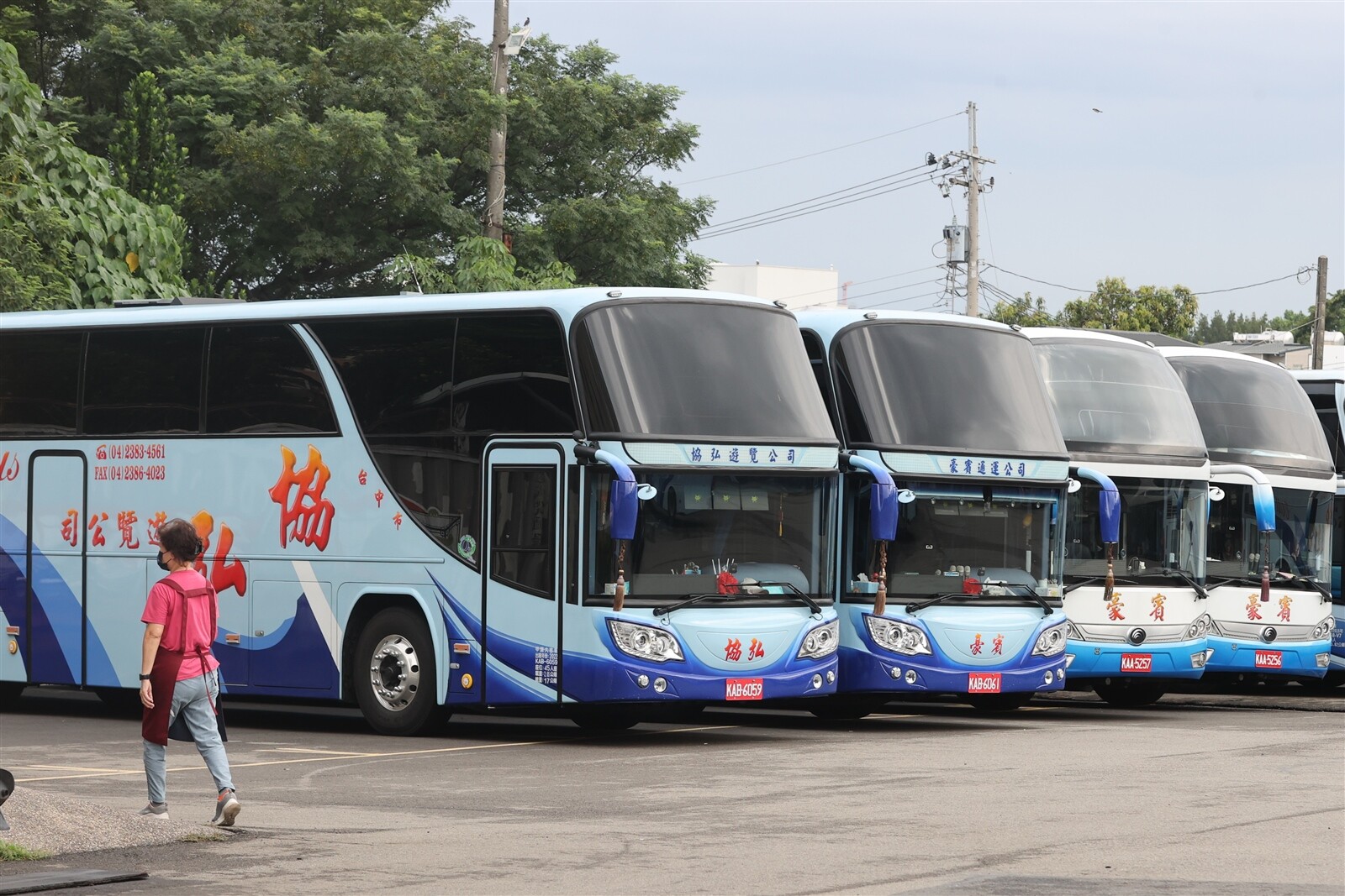 全台司機荒，新竹市市立高中的交通車幾經波折才順利找到業者願意承接標出。圖為遊覽車示意圖。記者黃仲裕／攝影 