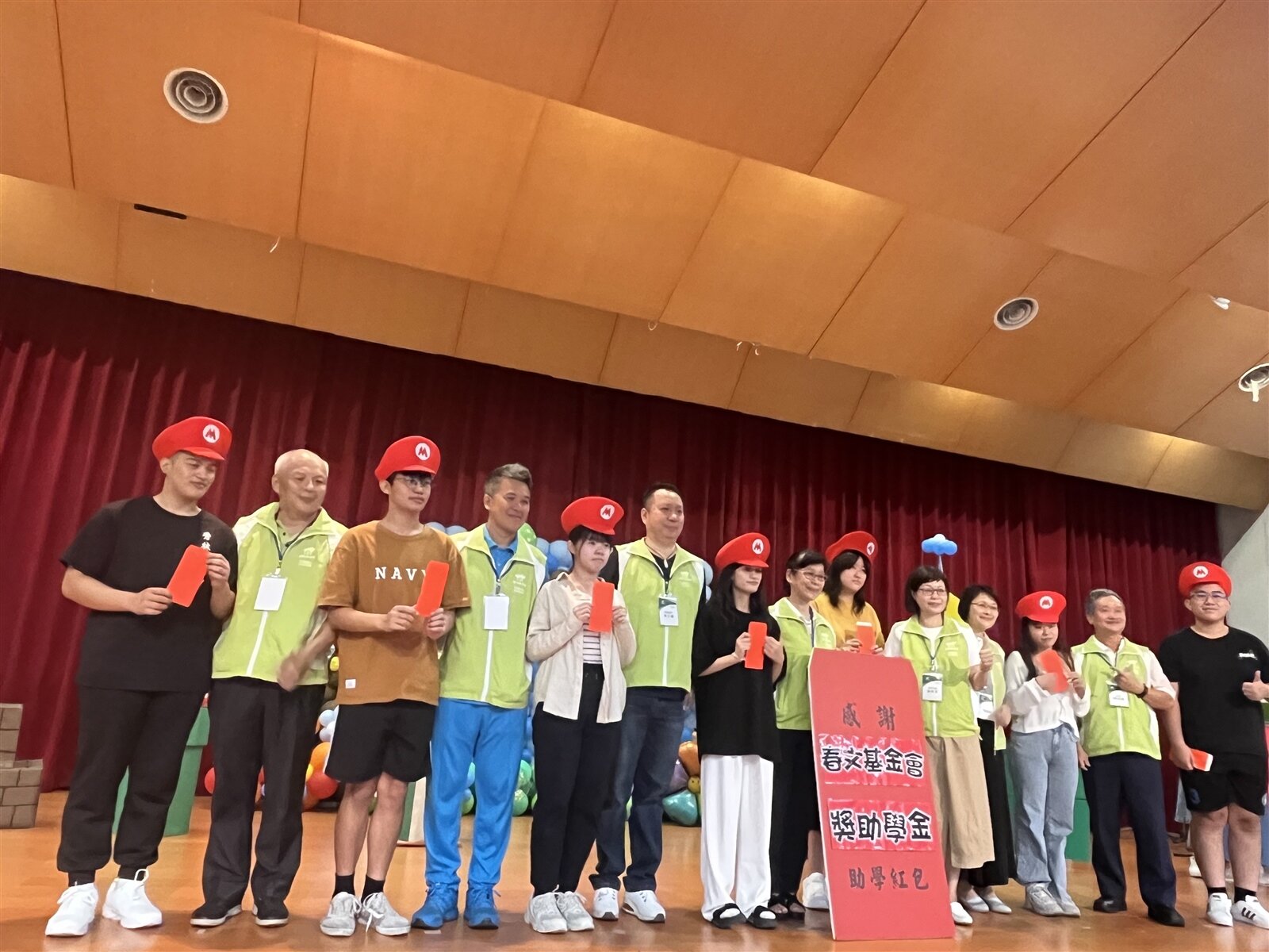 下周就要開學,花蓮家扶中心發獎助學金給受扶助的學生。記者王燕華/攝影