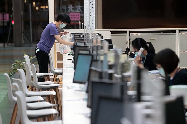 中央近年成立農業部、環境部、數位部、文化部等新機關,開出許多員額,吸走不少地方政府公務員,雙北是「重災區」。示意圖。圖/聯合報系資料照片