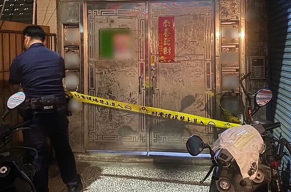 黃男失控動手推母，害母親頭部撞玻璃門送醫亡，警拉封鎖線採證。記者曾伯愷／翻攝
