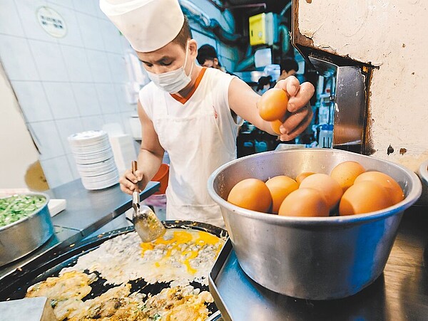 今年嚴重缺蛋的狀況,讓當時的農委會(農業部)3月啟動專案進口措施,引進其他國家的雞蛋來導入市場,緩解需求空缺,不過卻傳出截至今年7月底中央已吸收進口蛋價差5.69億元,連官方持股的中央畜產會、台農發都享有價差補貼,遭質疑又是一個「左手給了右手」,農業部對此做出回應,認為並沒有不妥;圖為夜市攤販用蛋情形。(郭吉銓攝)