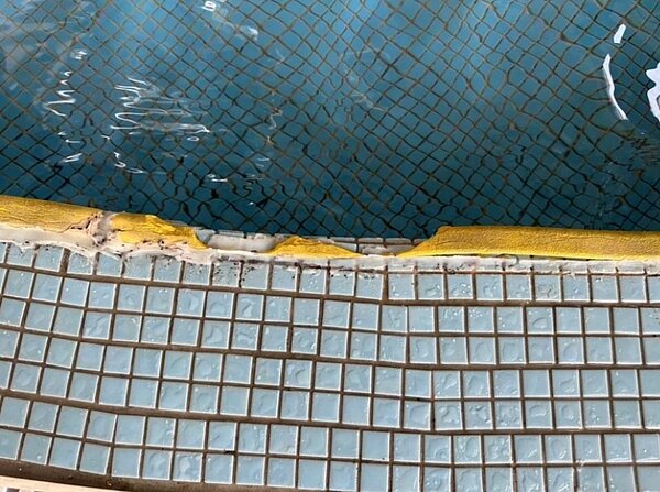 后里游泳池SPA區的磁磚十分尖銳，防撞泡棉多處破損。圖／讀者提供
