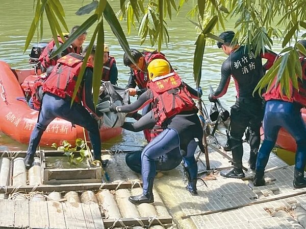 江姓男子前天在新竹縣峨眉湖玩立式划槳,沒想到卻意外落水,搜救人員昨天在獅頭坪水域尋獲江男遺體。圖/消防局提供