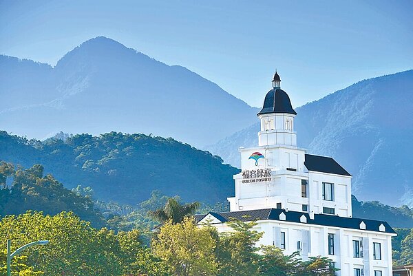 「福容徠旅水里」白色仿歐式城堡的建築外觀,成為當地明顯地標。圖/福容徠旅提供