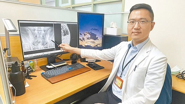 高雄榮總過敏免疫風濕科主治醫師王愷君表示，僵直性脊椎炎是一種錯亂的免疫系統攻擊中軸、周邊關節的關節炎，易影響脊椎跟骨盆交界的薦腸關節。（王愷君提供／林周義台北傳真）