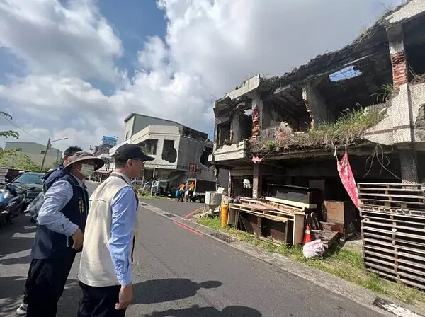 登革熱防治中心主任蘇世斌視察安南區百棟海砂屋空屋登革熱防疫,溪墘里及安富里的確診病例數持續上升,將強制執行全面性登革熱防疫措施。圖/台南市衛生局提供