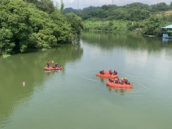 苗栗縣頭份市23歲江姓男子昨天在新竹縣峨眉湖玩SUP不慎墜湖溺水失蹤，搜救人員動員搜尋，今天上午尋獲遺體。圖／新竹縣消防局提供
