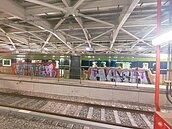 塗鴉怪客全台跑！北中南4列車遭噴漆多共同點　警不排除計畫性犯案