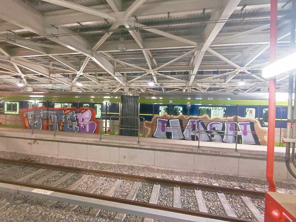 台中捷運列車前晚停放在高鐵台中站尾軌區,遭不明人士闖入塗鴉,兩節車廂大面積被噴上彩色英文字母。圖/中捷公司提供