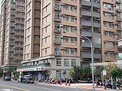 住16樓第一次遇飛天大蟑螂　網揪漏洞：建議都貼起來