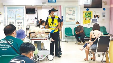 
台東知本渡假酒店氯氣外洩，導致4名大人、9名小孩出現咳嗽、頭暈及嘔吐等症狀，緊急送醫治療。（蕭嘉蕙攝）
