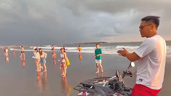 旗津海水浴場沙灘染油汙,現場救生員勸導遊客離開。圖/高雄市政府海洋局提供