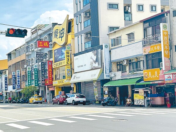 中正路是台中市霧峰區主要幹道，近來有地方民眾以紀念霧峰先賢林獻堂為由，建議將霧峰主要幹道「中正路」更名為「獻堂路」。圖／議員李天生提供