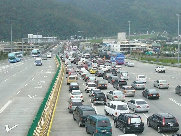 雪隧每逢假日必塞，公路總局評估興建台62線延伸國5的快速道路，協助分流。本報資料照片
