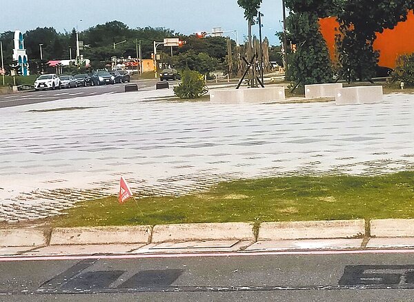 新竹市政府9月2、3日即將在新竹漁港舉辦國際風箏節,然而近日有眼尖民眾發現,風箏賽場附近的波光市集,出現防治紅火蟻的小紅旗。(取自新竹爆料公社)