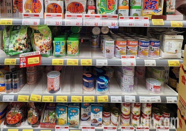 經記者走訪超市，南投縣內的全聯門市架上仍有販售各式調味鹽，僅1公斤裝台鹽碘鹽多已售罄。記者賴香珊／攝影 