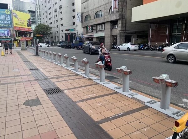 台中公共自行車YouBike1.0今年6月28日全面退場，但留下2846個車柱。圖／陳俞融提供
