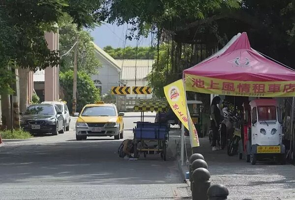 台鐵池上車站一塊人行道每逢假日造成交通亂象,台鐵為解決問題,5月將土地出租引進廠商管理周邊環境,但民眾發現人行道變成業者停車場所,通行更加受阻,向公所投訴。圖/讀者提供