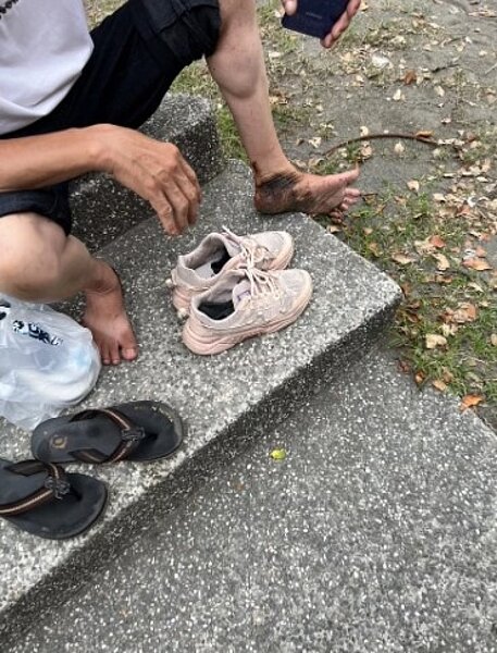 高雄旗津海水浴場出現不明油汙,戲水的遊客手腳、臉面沾黏油汙沙子,忙著清汙。圖/高雄市議員陳麗娜提供