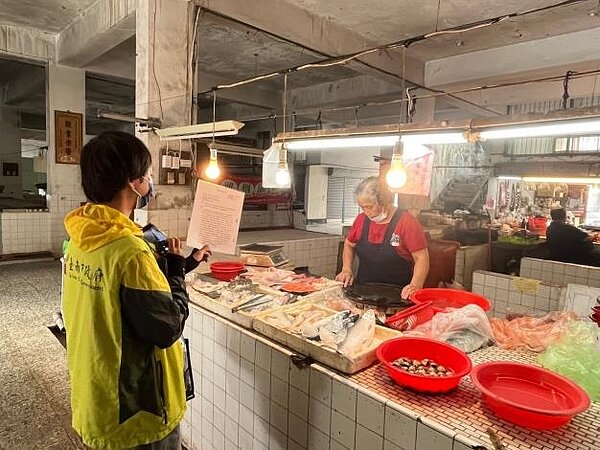 市場處宣導休市政策。圖/台南市經濟發展局提供