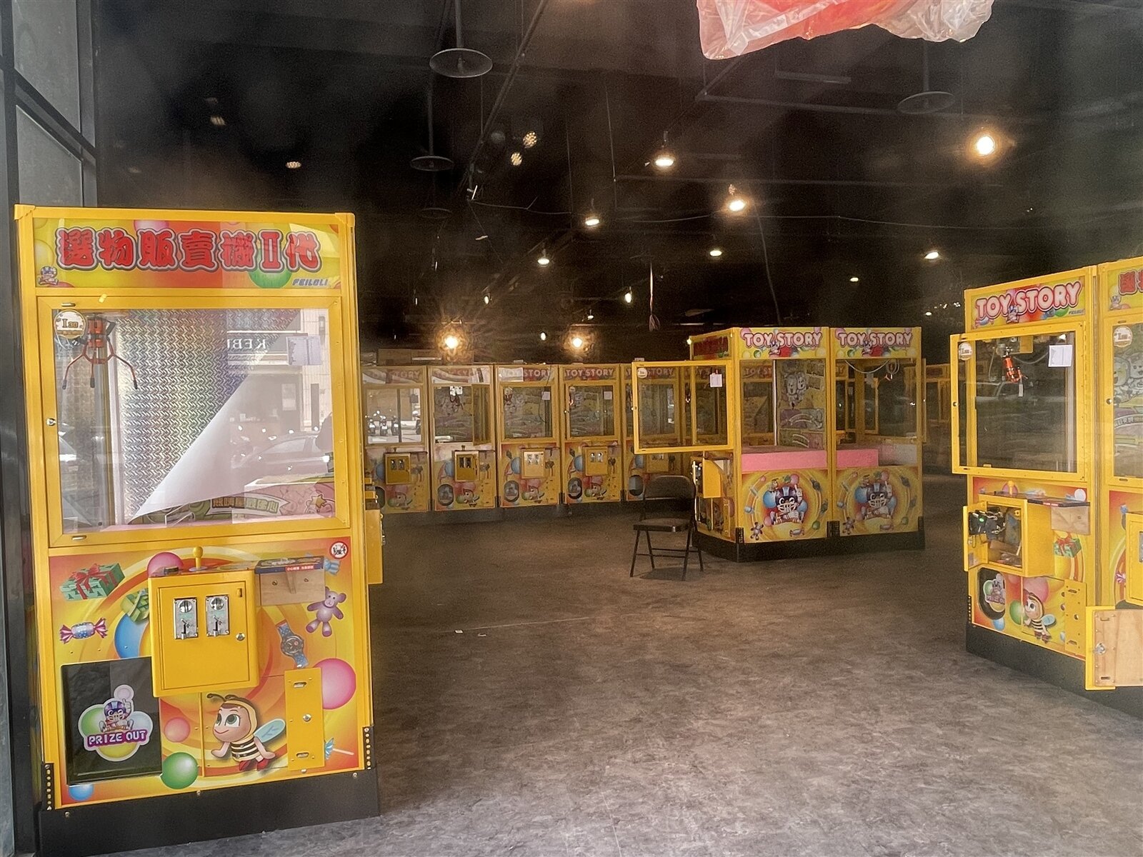 議員吳旭智指出,由於夾娃娃機店在學校周遭,擔心孩童上下學時行經被吸引、沉迷,或在此遊蕩。記者黃羿馨/攝影