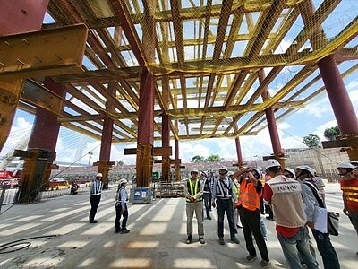 市府就建築結構、機電設備施工品質、安全衛生環境等項目辦理水湳轉運中心施工查核。圖/台中市政府公共運輸及捷運工程處提供