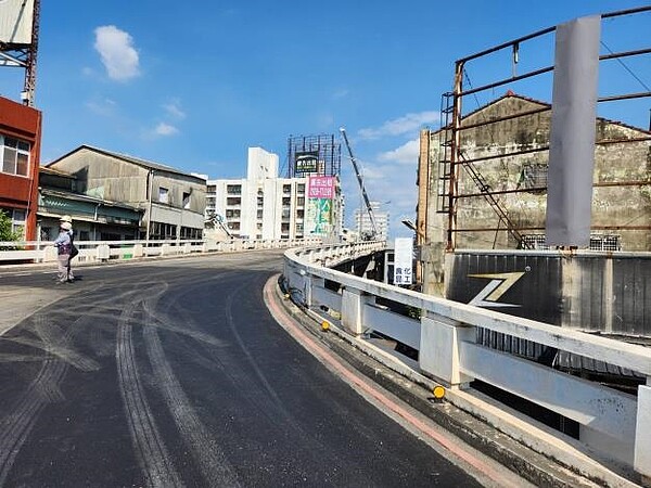 東門陸橋及機車地下道因台鐵地下化工程封閉8個月，將提前於29日下午4時開放車輛通行。圖／台南市政府提供