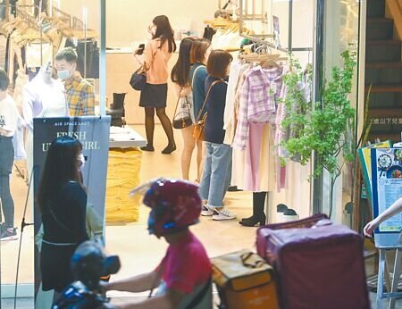 國發會28日公布最新景氣報告指出,7月景氣續亮低迷的藍燈,已連九個月呈現藍燈。圖∕本報資料照片