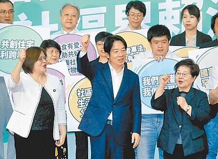 鴻海創辦人郭台銘昨宣布投入2024總統大選,讓在野陣營的選情雪上加霜,郭儼然成了民進黨總統參選人賴清德的「最佳助選員」;圖為賴清德(中)28日出席「全國社福界賴清德見面會」,賴致詞後與社福團體代表們一起高喊「凍蒜」。(陳君瑋攝)