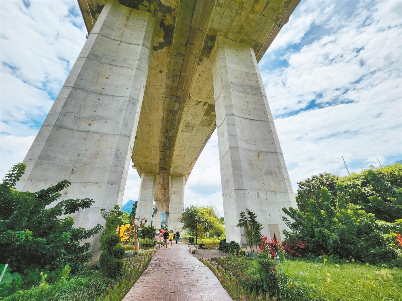 南投「橋聳雲天」綠雕園區開放後,吸引力不如預期,縣府將再增設大型攀爬設施。記者賴香珊/攝影