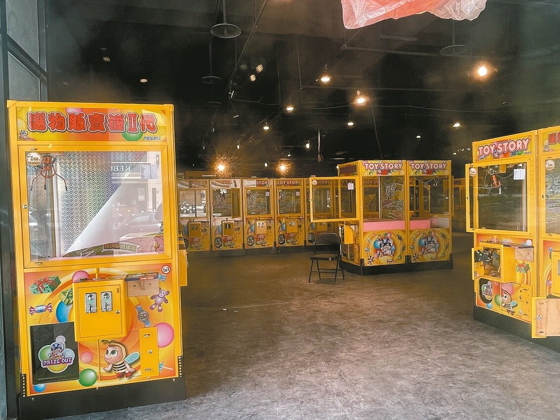 新竹縣議員吳旭智指出，夾娃娃機店出現學校周遭，孩童行經恐被吸引、沉迷或遊蕩。記者黃羿馨／攝影 