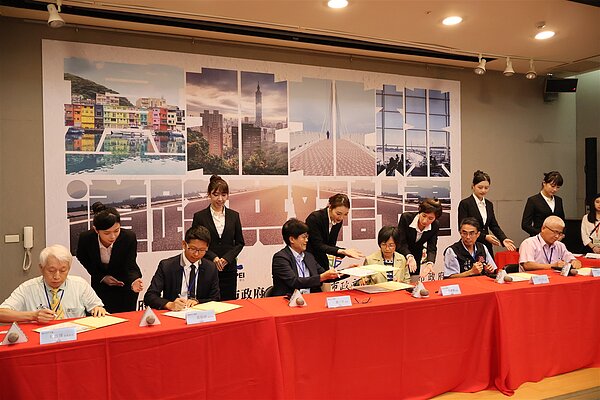 雙北、基隆及桃園昨簽署「基北北桃道路共好計畫-瀝青混凝土廠跨市協同管理合作備忘錄」。記者李成蔭/攝影